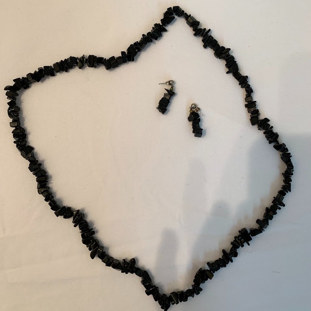 Black chip stone necklace 30" w/matching earrings